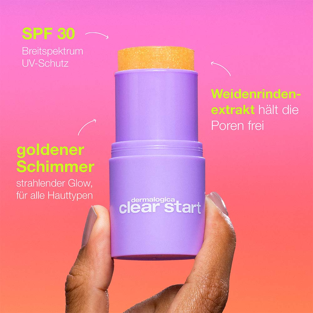 Eine Hand hält den Golden Hour Hydrating SPF 30 Stick von Dermalogica – mit goldener Spitze, nicht komedogener Formel mit Weidenrindenextrakt, LSF 30-Schutz und goldenem Schimmer für alle Hauttypen, die sich einen glasklaren Hautglanz wünschen.