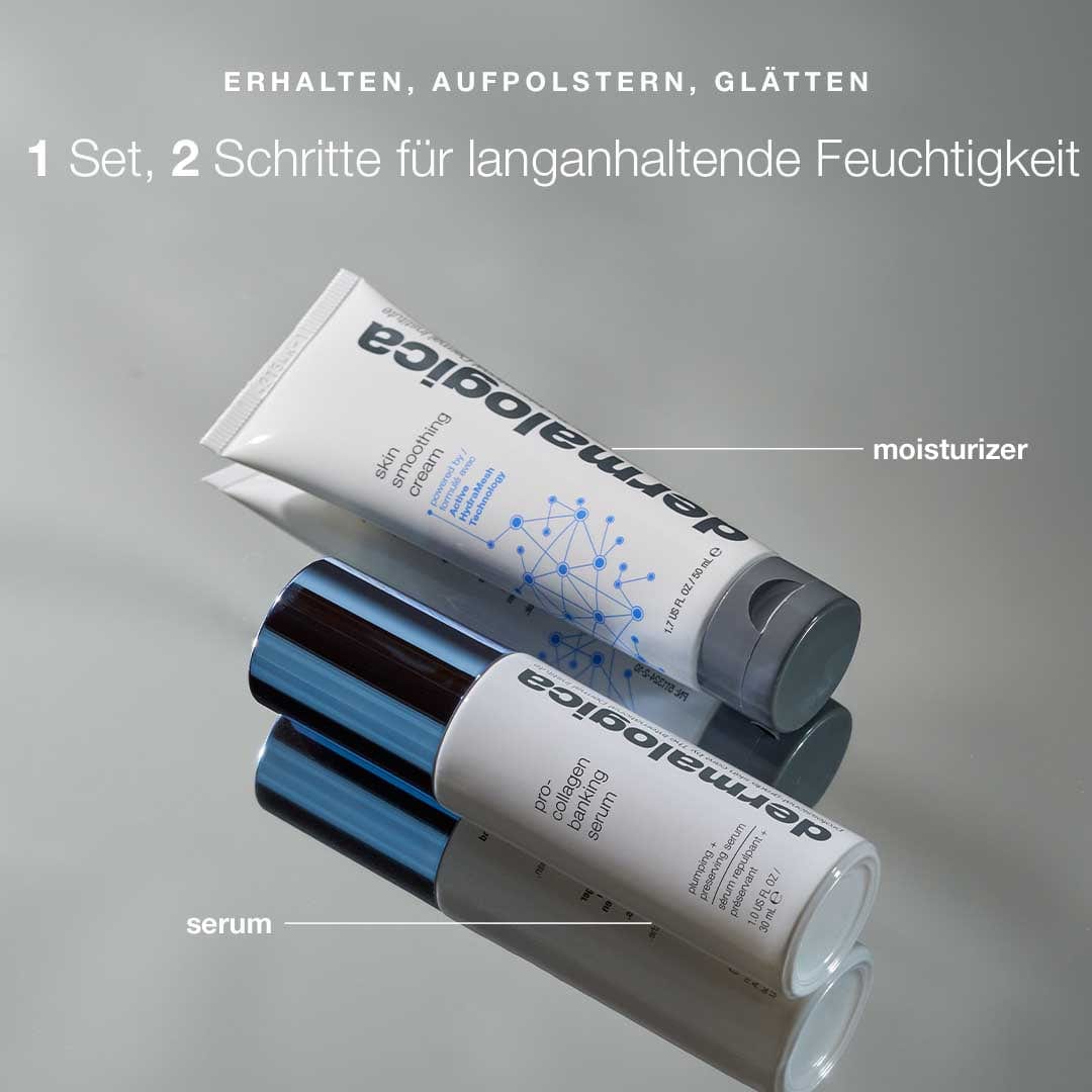 Collagen Preservation Duo Flaschen auf einer grauen Fläche, beschriftet als Zwei-Schritt-Set für langanhaltende Feuchtigkeit. Deutscher Text erklärt, wie diese Produkte die Kollagenproduktion unterstützen und helfen, Hautalterung zu reduzieren.