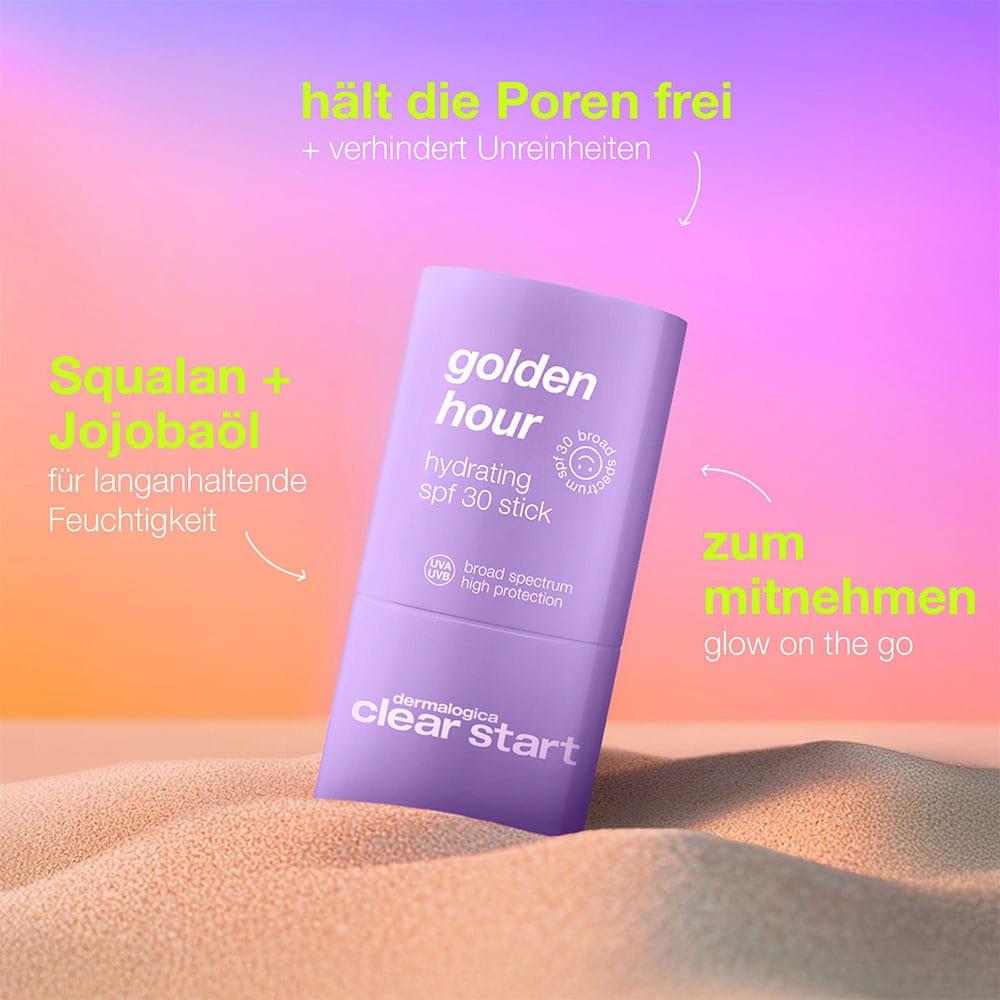 Ein violetter Golden Hour Hydrating SPF 30 Stick steht auf Sand, mit deutschem Text, der seine nicht komedogenen Vorteile, seine tragbare Größe und das Versprechen eines glasklaren Hautglanzes hervorhebt.