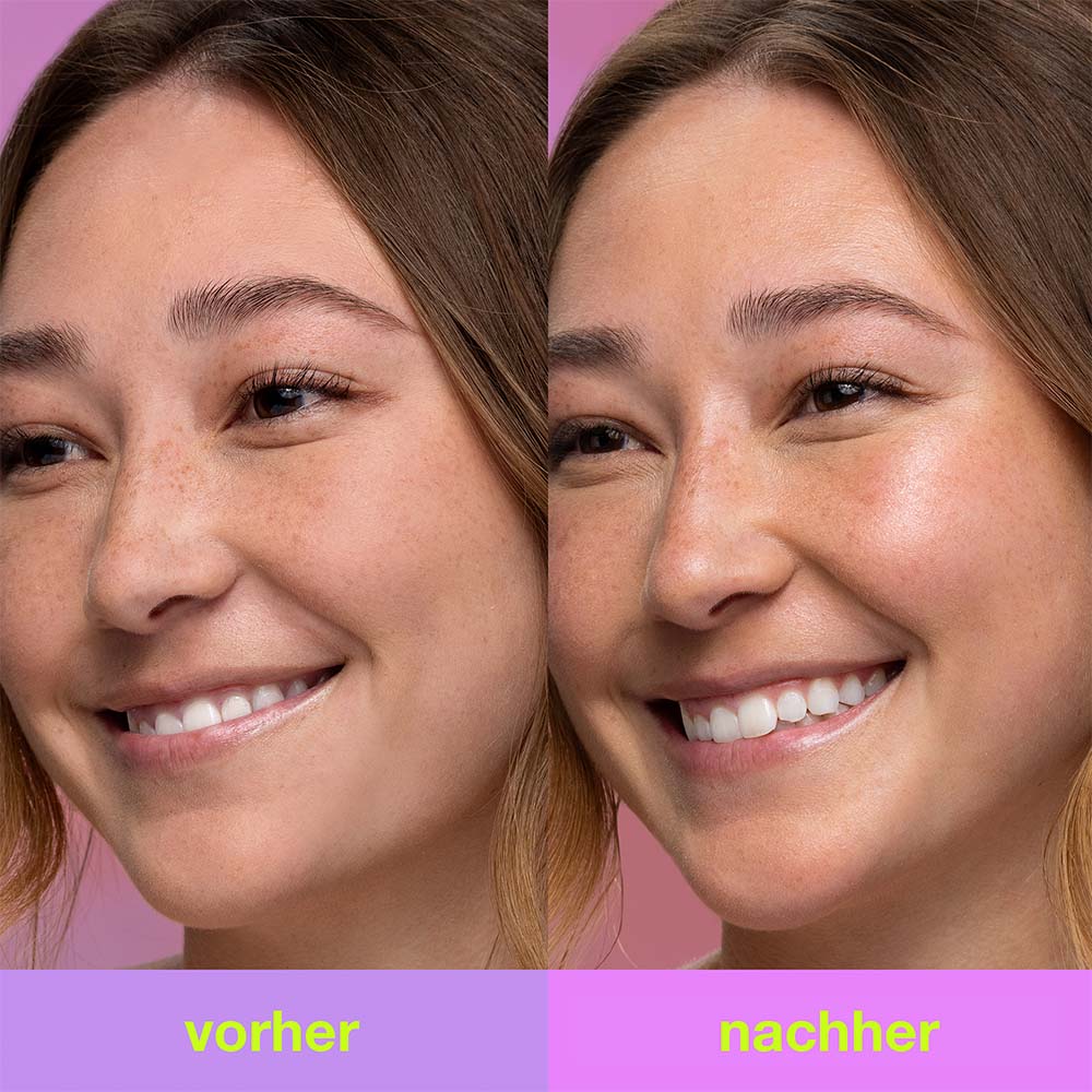 Nebeneinanderstellung des Gesichts einer Frau mit der Aufschrift „vorher“ und „nachher“. Es zeigt einen glasklaren Hautglanz und eine klarere, strahlendere Haut nach der Verwendung des Golden Hour Hydrating SPF 30 Stick.