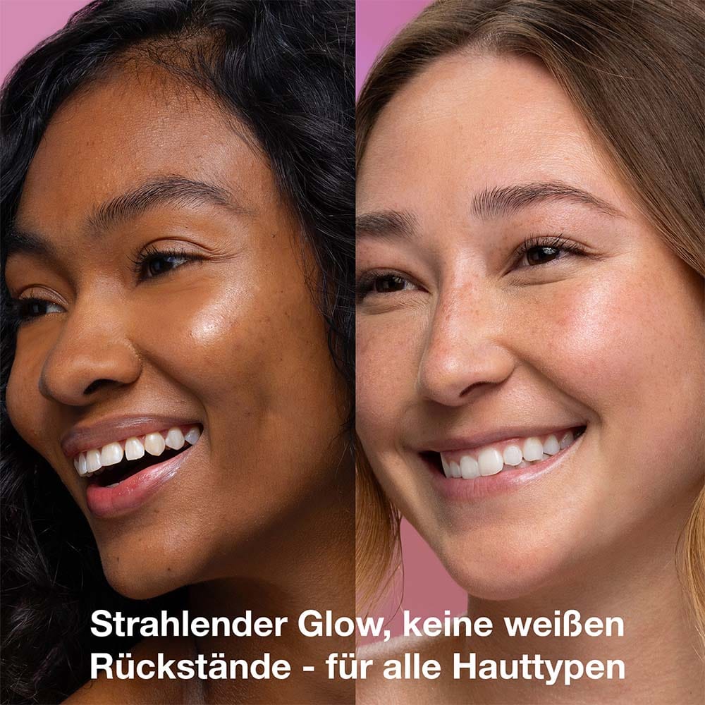 Zwei Frauen mit unterschiedlichen Hauttönen lächeln, beide zeigen einen glasklaren Hautglanz; der deutsche Text unten wirbt für den Golden Hour Hydrating SPF 30 Stick – strahlender, nicht komedogener Sonnenschutz ohne weiße Rückstände, geeignet für alle Hauttypen.