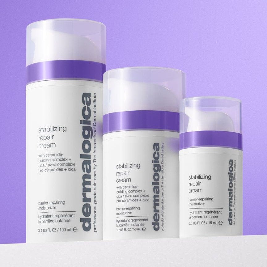 Drei Flaschen Stabilizing Repair Cream | Beruhigende Pflege mit Ceramid-Komplex für empfindliche Haut sind auf einer hellen Oberfläche gruppiert. Ihre violetten Deckel und unterschiedlichen Größen verleihen Ihrer Hautpflegeroutine Stil und Effizienz.
