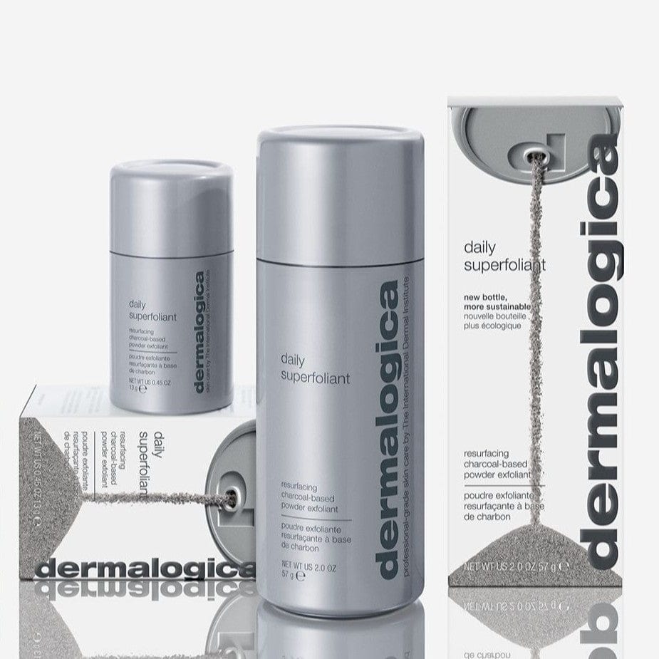 Drei Daily Superfoliant-Behälter, einer offen und zwei geschlossen, werden mit ihren Schachteln auf einer reflektierenden Oberfläche präsentiert. Dieses erneuernde Puderpeeling mit Binchotan-Holzkohle ist eine effektive Entgiftung für strahlende Haut.