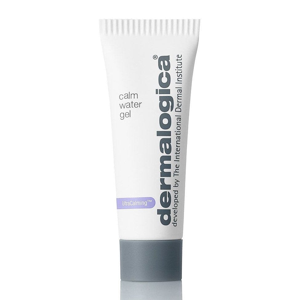 Die 7 ml große weiße Tube Dermalogica Calm Water Gel Luxus-Probe mit grauer Kappe trägt das Etikett „UltraCalming“ und die Aufschrift „KEIN VERKAUFSPRODUKT“ und ist ideal zur Beruhigung empfindlicher Haut.