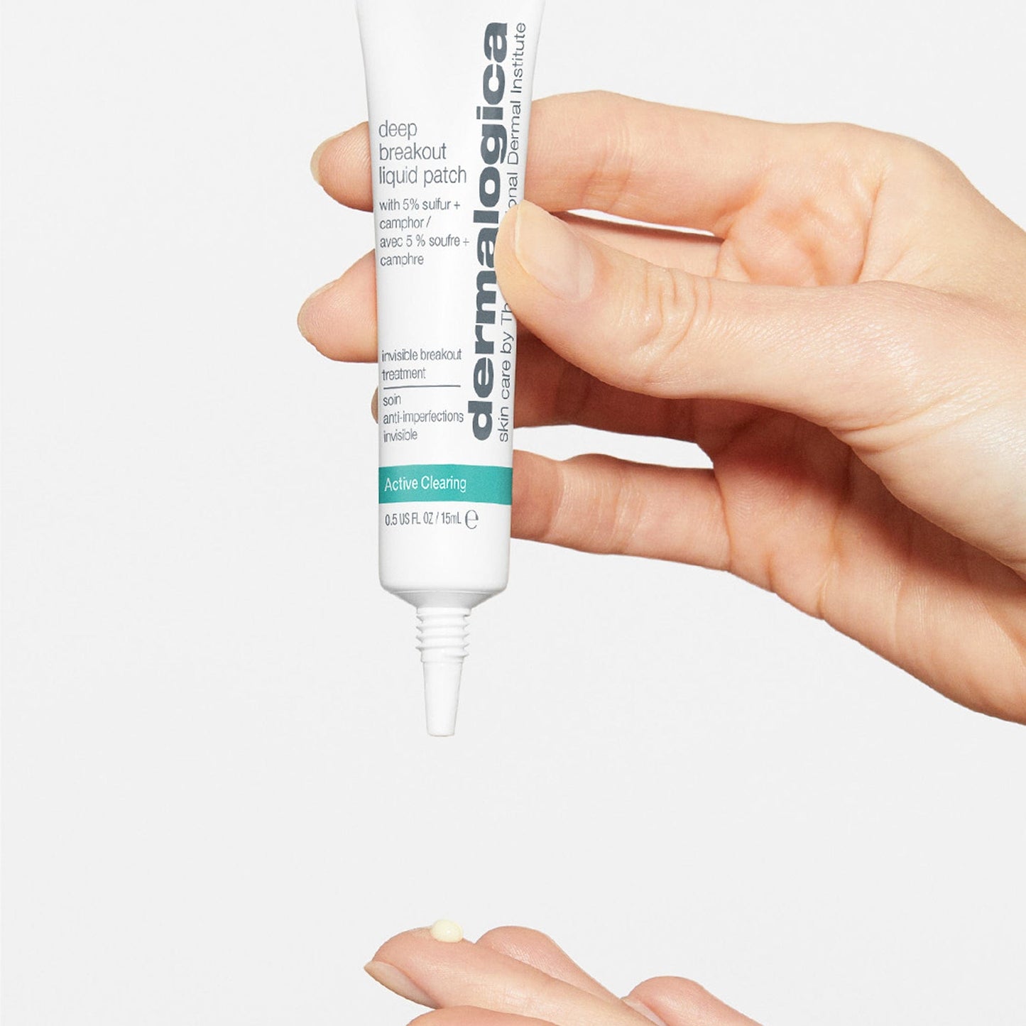 Eine Hand drückt eine kleine Menge Produkt aus einer Tube der Marke , genannt "deep breakout liquid patch".