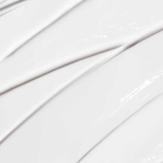 Nahaufnahme der glatten, weißen Feuchtigkeitscreme Active Moist mit sichtbaren Streifen und strukturierten Linien – ideal für Mischhaut und zertifiziert tierversuchsfrei für ein beruhigendes Gefühl.