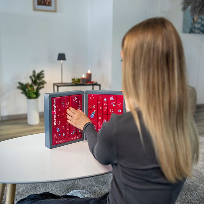 Model Albiona nimmt Produkt aus Adventskalender