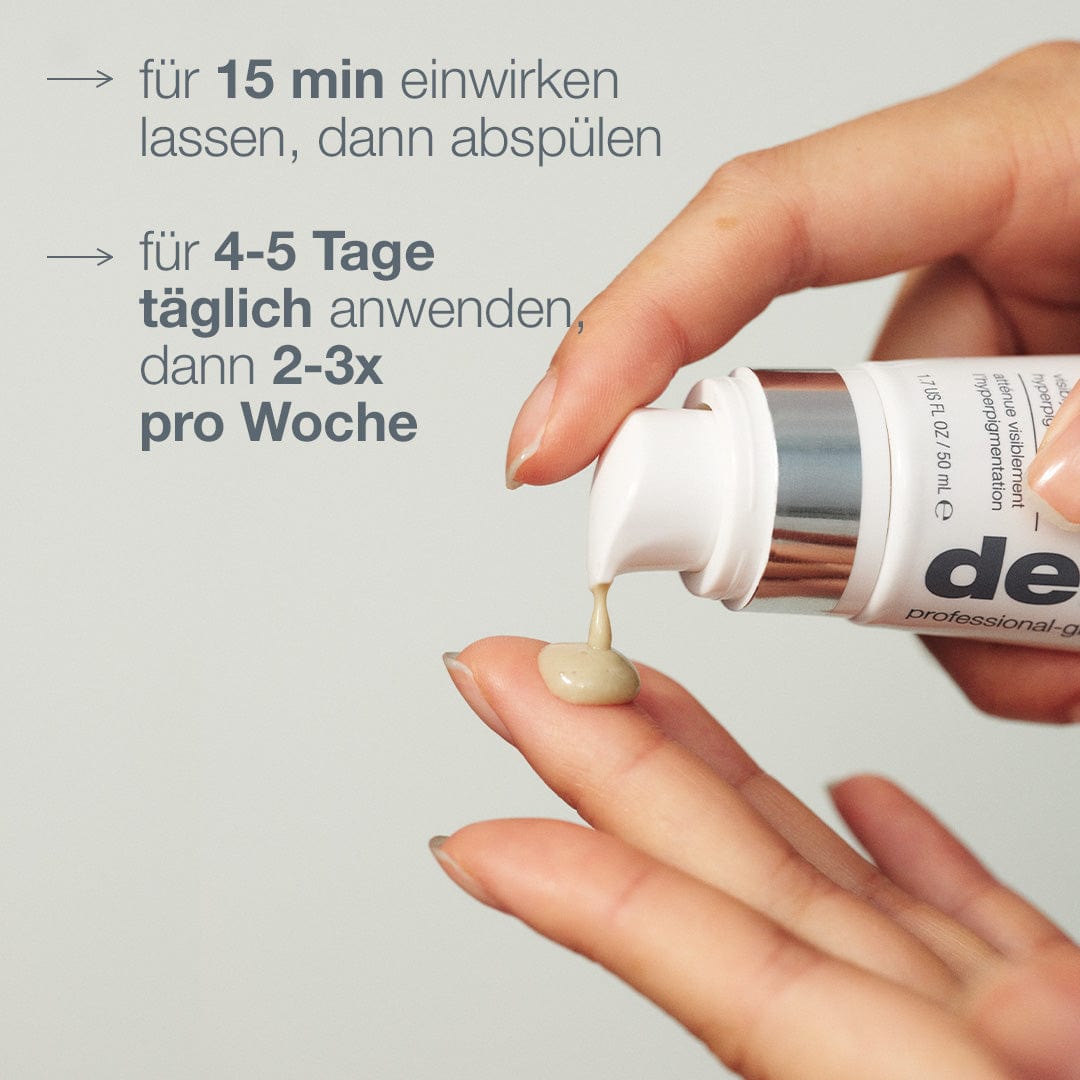 Eine Person hält eine Flasche Presell PowerBright Dark Spot Peel | Peeling gegen Pigmentflecken.