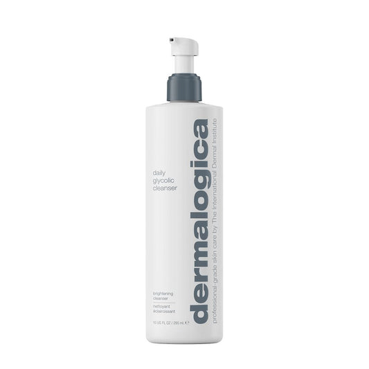 Der Daily Glycolic Cleanser steht als hohe weiße Flasche mit Pumpspender und grauer Schrift vor weißem Hintergrund - sanfte Reinigung mit Glykolsäure für strahlende, glatte Haut.