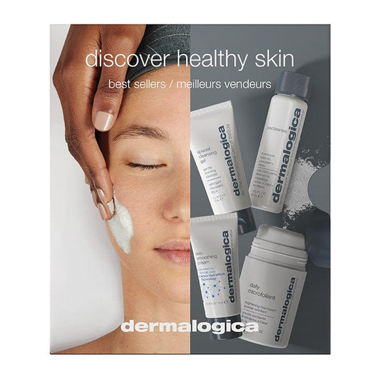 Eine Person trägt eine weiße Gesichtsmaske auf; im Hintergrund sind Dermalogica-Hautpflegeprodukte zu sehen.