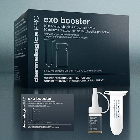 Das ExoBooster-Kit enthält eine Box, ein kleines Fläschchen und eine weiße Ampulle für das Microneedling mit einem fortschrittlichen Zwei-Phasen-System mit Lactobacillus-Exosomen, das auf einer reflektierenden Oberfläche dargestellt ist.
