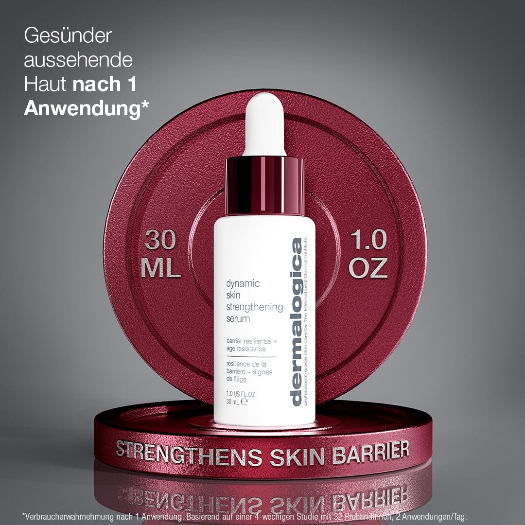Eine 30 ml/1,0 oz-Flasche Dynamic Skin Strengthening Serum mit BioShield-Technologie zur Steigerung der Hautelastizität für jugendliche Vitalität steht elegant auf einem kastanienbraunen runden Sockel.