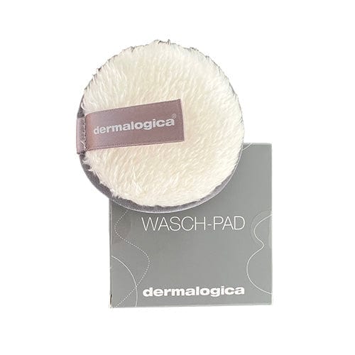 Auf einer grauen Dermalogica-Box mit der Aufschrift „WASCH-PAD“ befindet sich ein rundes, weißes Dermalogica Wasch-Pad – Dein Geschenk! – eine ideale Ergänzung zu Ihrer Hautpflegeroutine, erhältlich als kostenloses Geschenk zu Ihrem Kauf.