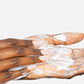 Hände mit dunkler Hautpflegecreme und langen, natürlich gefärbten Fingernägeln.