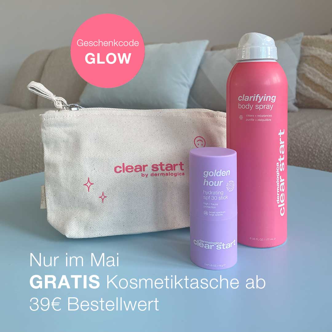Der Golden Hour Hydrating SPF 30 Stick wird auf einem Tisch ausgestellt, zusammen mit der Aktion „Kosmetiktasche gratis bei Bestellungen über 39 € im Mai, wenn Sie den Code „GLOW“ verwenden“.