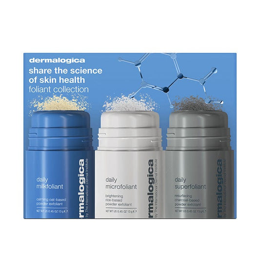 Drei Dermalogica Exfoliant-Produkte nebeneinander vor blauem Hintergrund, darunter "daily milkfoliant", "daily microfoliant" und "daily superfoliant", jeweils mit Pulverpartikeln, die aus den geöffneten Behältern herausströmen.