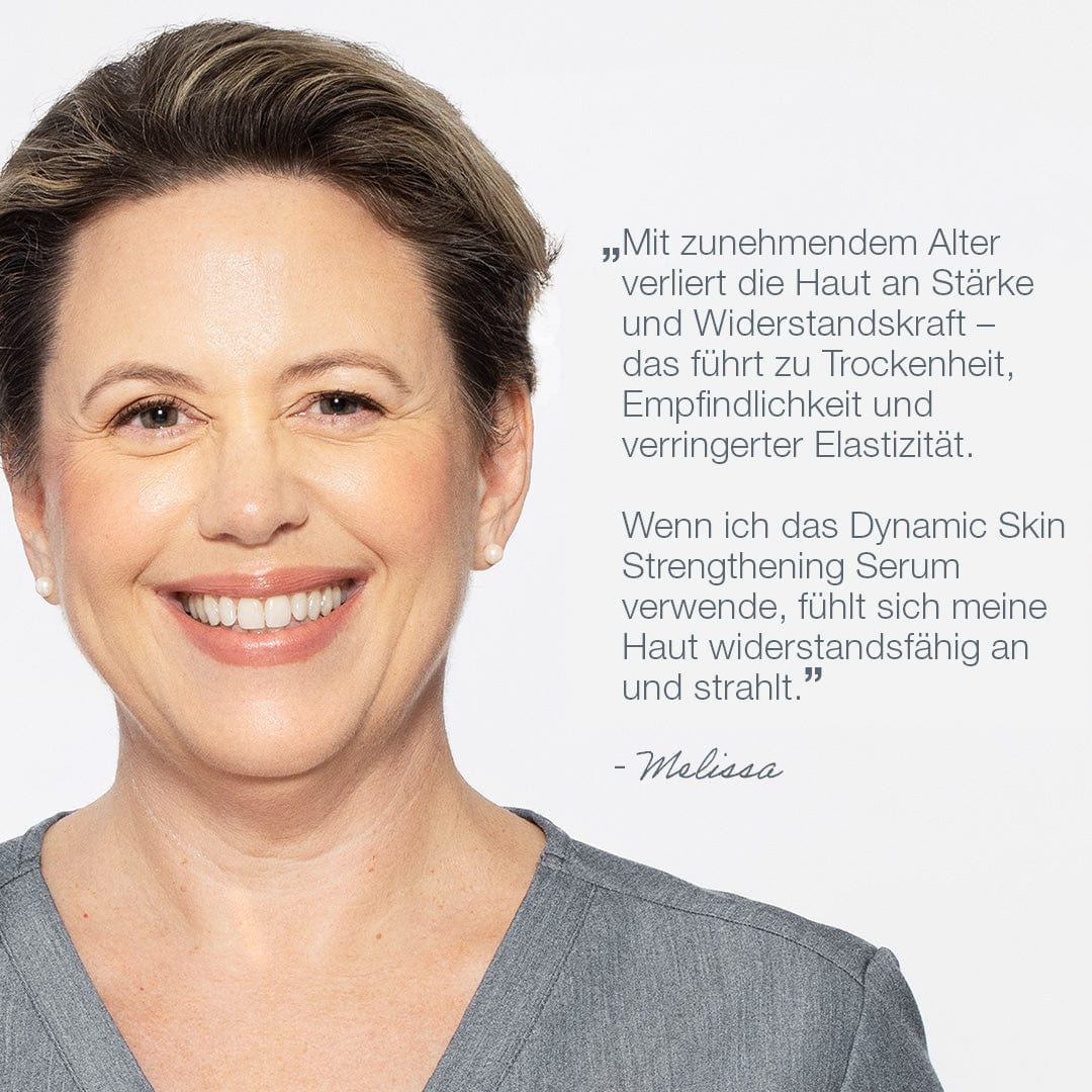Eine lächelnde Person in einem grauen Hemd steht neben einem deutschen Text, der die Vorteile der Verwendung des Dynamic Skin Strengthening Serum mit BioShield-Technologie zur Verbesserung der Hautelastizität bei alternder Haut hervorhebt.