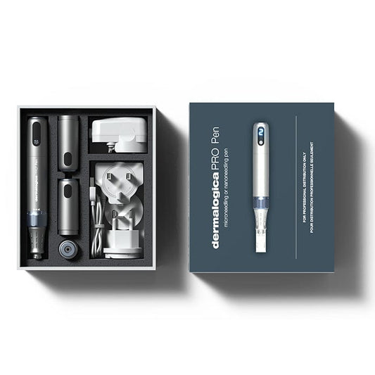 Das Pro Pen Kit mit ExoBooster ist in einer geöffneten Verpackung abgebildet und enthält den Microneedling Pen, ExoBooster-Aufsätze, Ladegerät und Kabel.