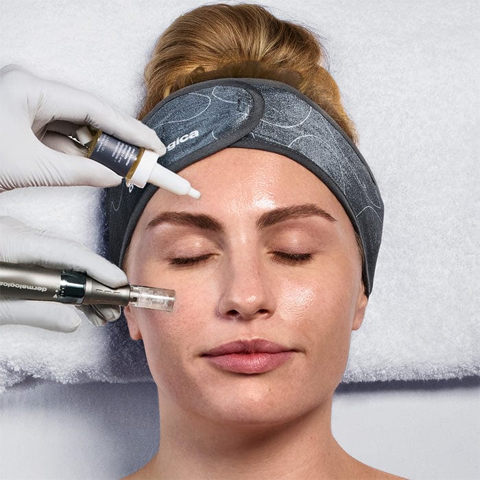 Eine Frau liegt mit geschlossenen Augen auf einer Behandlungsliege, während eine behandschuhte Hand mit dem Pro Pen Kit mit ExoBooster Serum aufträgt und Microneedling auf ihrer Wange durchführt.