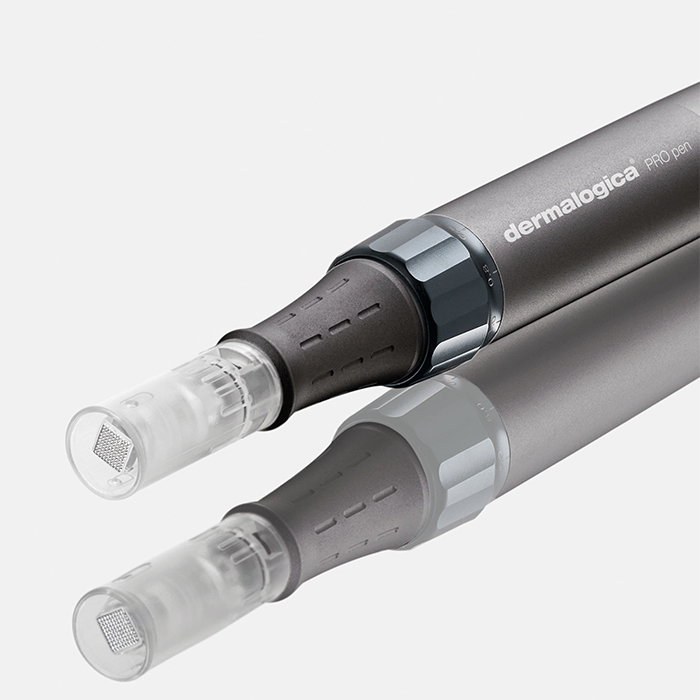Das Dermalogica Pro Pen Kit mit dem Daily Microfoliant und einer kühlenden Biocellulose-Maske umfasst einen eleganten grauen Microneedling-Pen mit einer abnehmbaren, durchsichtigen Spitze zur Verbesserung Ihrer Hautbarriere.