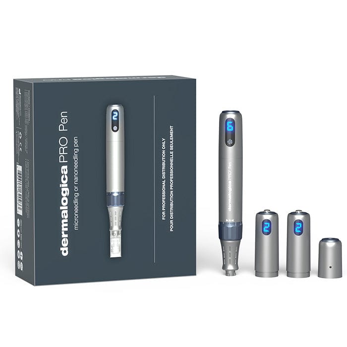 Das Pro Pen Kit mit Daily Microfoliant und Cooling Biocellulose Masque umfasst einen hochmodernen Microneedling-Pen und drei austauschbare Noppen, alles in einer eleganten Verpackung, um die Hautpflege zu revolutionieren und die Hautbarriere zu verbessern.
