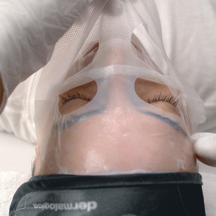 Mit dem Pro Pen Kit mit Daily Microfoliant + Cooling Biocellulose Masque genießen Sie eine wohltuende Gesichtsbehandlung, bei der behandschuhte Hände die durchscheinende Maske sanft auf der Stirn verteilen und so die Haut regenerieren und gleichzeitig ihre empfindliche Hautbarriere bewahren.