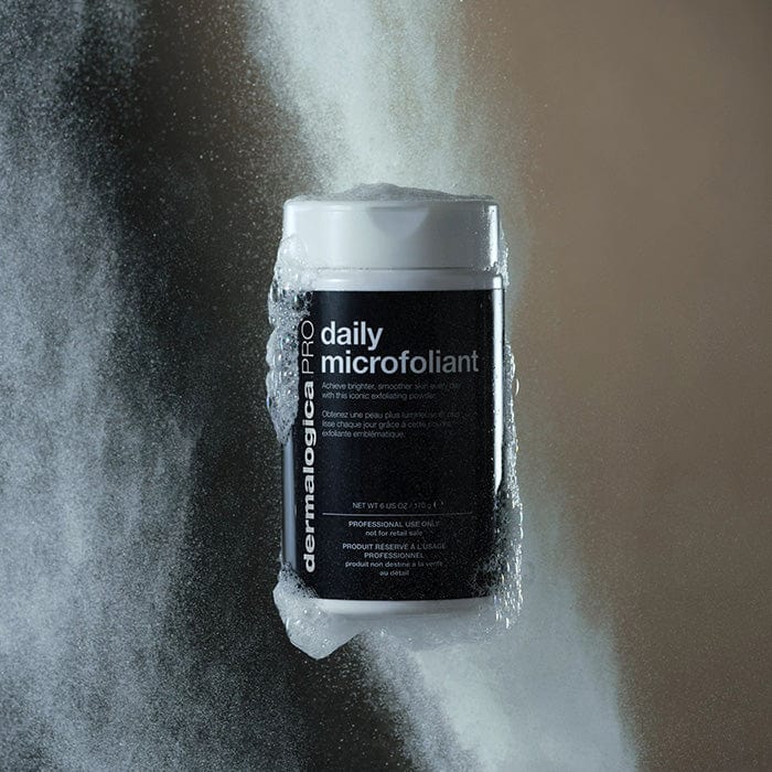 Eine Flasche Dermalogica Daily Microfoliant, Teil des Pro Pen Kit mit Cooling Biocellulose Masque, wird vor einem Hintergrund präsentiert, der an die Oberfläche eines Microneedling-Pens erinnert und die sanfte Verbesserung der natürlichen Barriere Ihrer Haut hervorhebt.