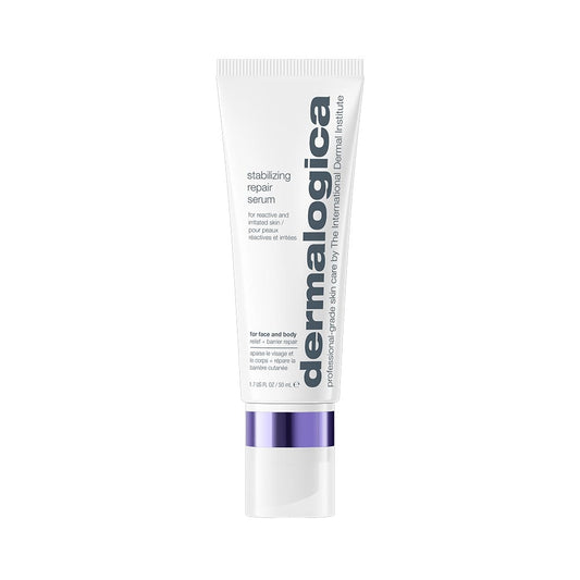 Eine weiße Tube „Stabilizing Repair Serum“ mit kolloidalem Hafermehl und einem violetten Verschluss, das zur Stärkung der Hautbarriere entwickelt wurde, steht aufrecht vor einem schlichten weißen Hintergrund.