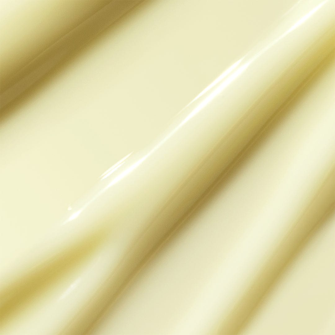 Nahaufnahme des glatten, cremigen, hellgelben Dynamic Skin Retinol Serums mit glänzender Textur und sanften Fältchen – perfekt zur Bekämpfung der Hautalterung.