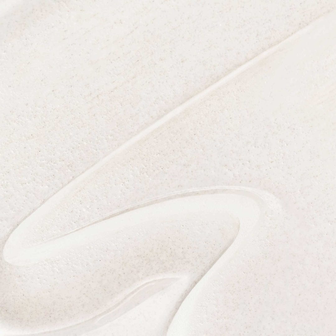 Nahaufnahme von Porescreen SPF40, einer glatten, cremeweißen Formel mit welliger Textur, angereichert mit Niacinamid zur Minimierung der Poren.