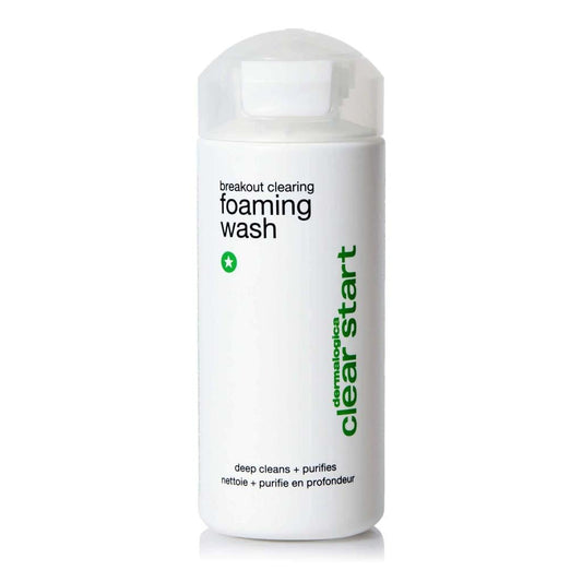 Flasche des Produkts "Clear Start Breakout Clearing Foaming Wash" auf weißem Hintergrund.