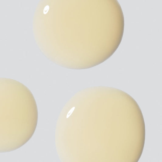 Drei cremefarbige Produkt-Samples mit glänzender Oberfläche auf hellem Hintergrund