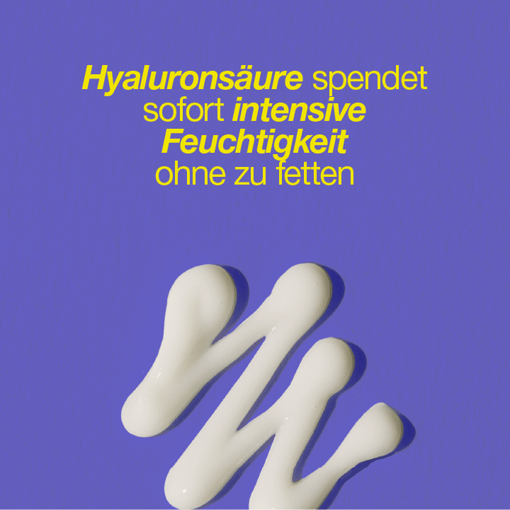 Tropfen einer klaren Substanz, wahrscheinlich Hyaluronsäure, auf blauem Hintergrund mit Text: "Hyaluronsäure spendet sofort intensive Feuchtigkeit ohne zu fetten".