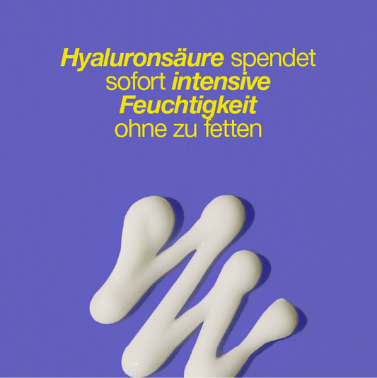 Tropfen einer klaren Substanz, wahrscheinlich Hyaluronsäure, auf blauem Hintergrund mit Text: "Hyaluronsäure spendet sofort intensive Feuchtigkeit ohne zu fetten".