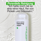 Weiße Flasche mit Aufschrift "breakout clearing foaming wash" von der Marke "clear start" steht vor einem Hintergrund mit Schaum und einer grünen Beschriftung, die "Porentiefe Reinigung" ankündigt.