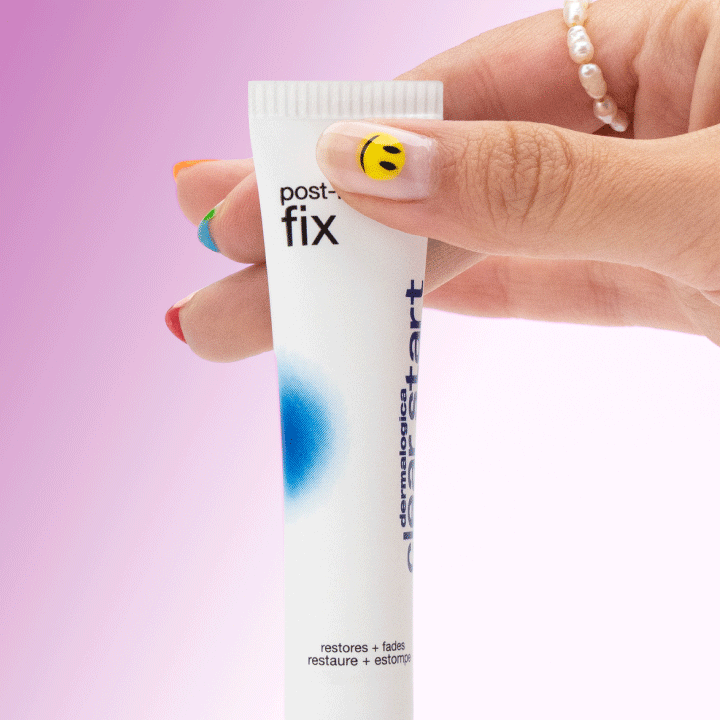 Hand hält eine Tube mit der Aufschrift "post-fix" vor einem rosa-lila Hintergrund.