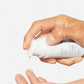 Zwei Hände drücken eine kleine Menge einer Substanz aus einer Tube der Marke "BIOEFFECT" auf den Finger.