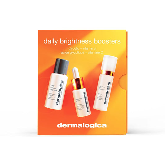 Drei Hautpflegeprodukte von Dermalogica neben ihrer Verpackung mit der Aufschrift "daily brightness boosters".