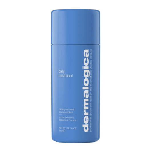 Eine blaue Flasche des Dermalogica Daily Milkfoliant Hautpflegeprodukts auf einem weißen Hintergrund.