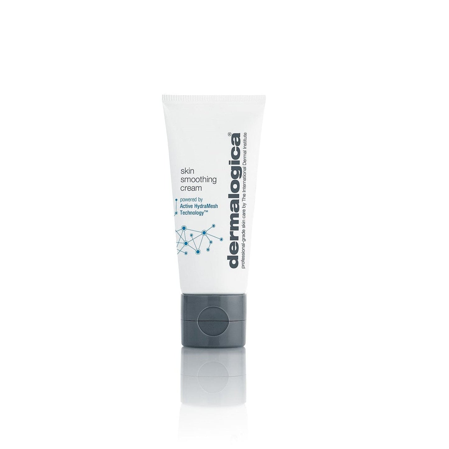 Eine Tube Hautglättungscreme 15 ml | Feuchtigkeitscreme mit HydraMesh Technologie auf weißem Hintergrund.