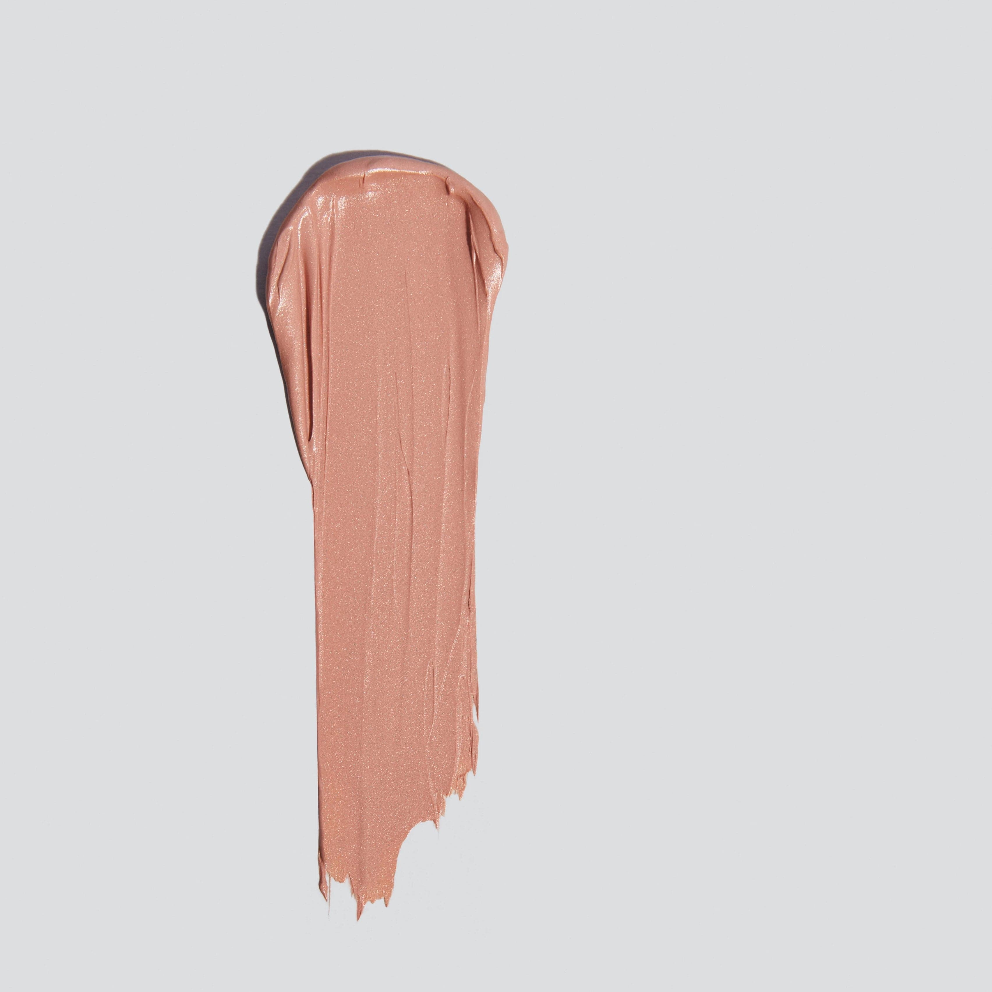 Ein Klecks flüssiges Make-up in Nude-Ton auf weißem Hintergrund.
