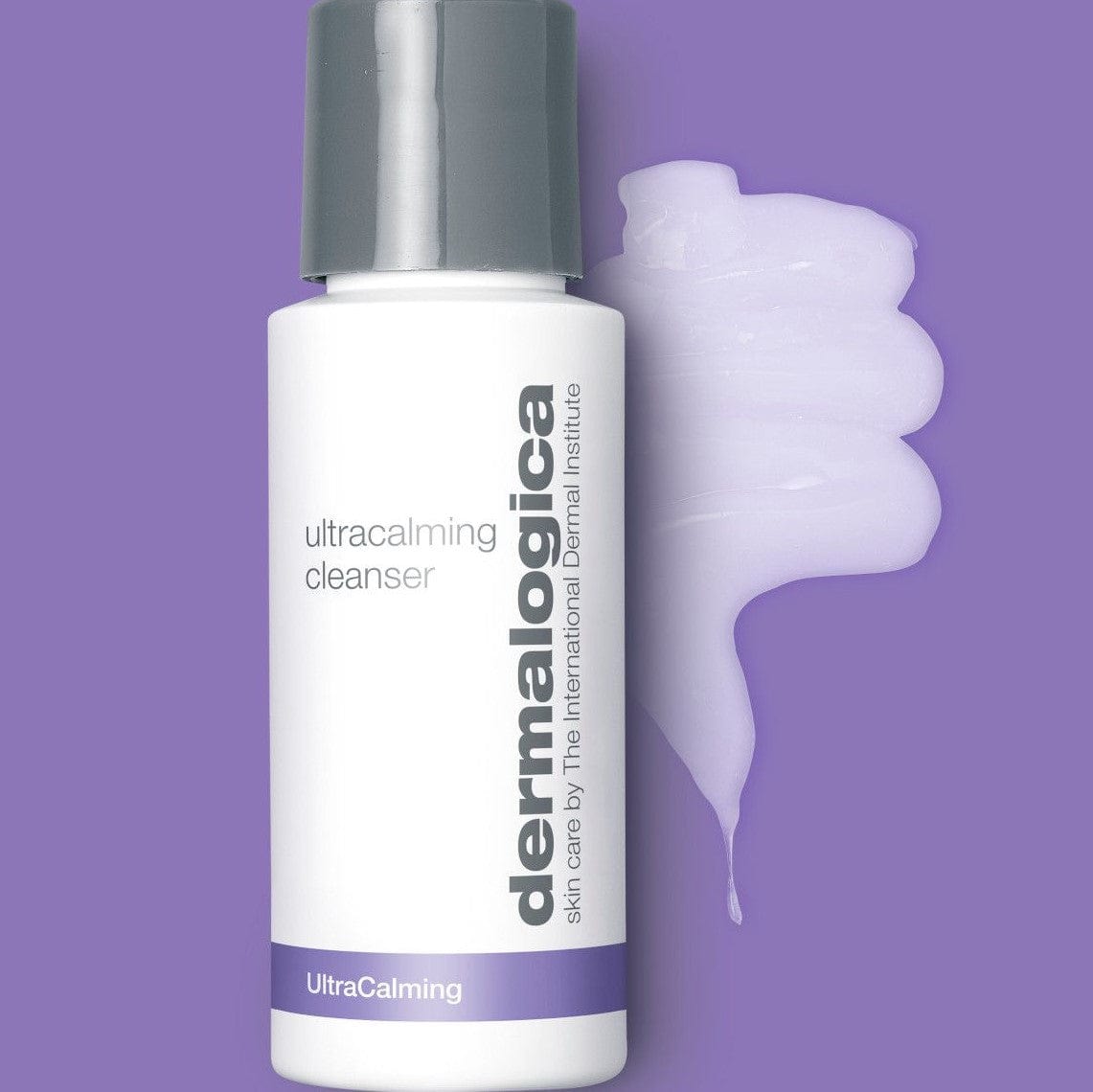 Ultracalming Cleanser Flasche mit auslaufendem Produkt auf lila Hintergrund.