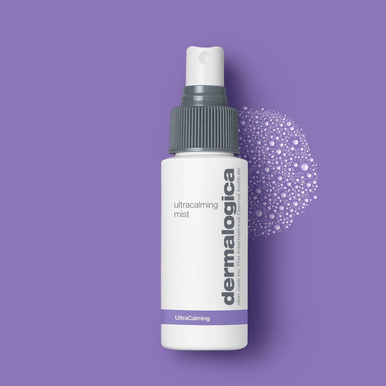 Flasche des Ultracalming Mist mit Sprühnebelillustration auf lila Hintergrund.