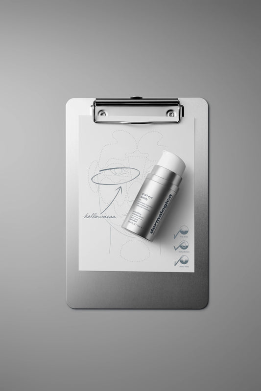 Nahaufnahme der Augenpartie einer Frau, daneben das Smart Eye Density Serum von Dermalogica.