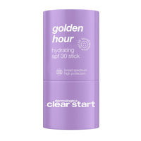 Vor einem weißen Hintergrund ist eine violette Tube Golden Hour Hydrating SPF 30 Stick zu sehen, die mit ihrer nicht komedogenen Formel Breitbandschutz und einen glasklaren Glanz auf der Haut bietet.