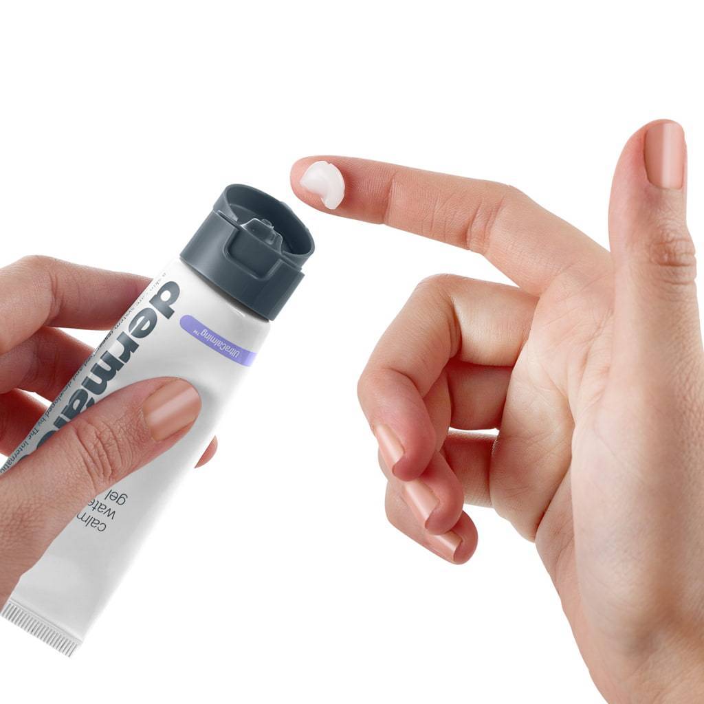 Eine Hand hält eine Tube Routine bei empfindlicher Haut & Rosacea-Creme auf weißem Hintergrund.