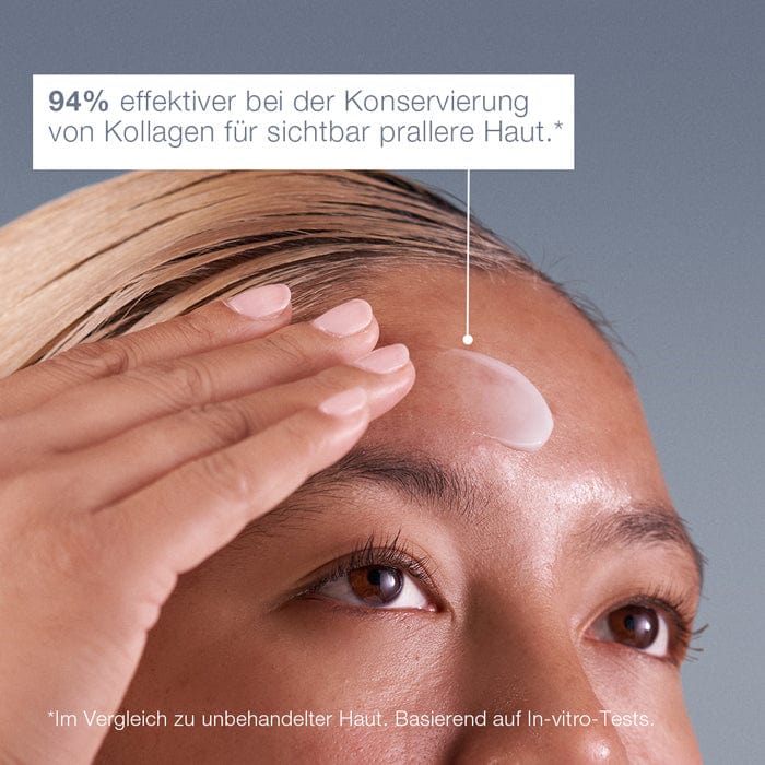 Nahaufnahme einer Person, die Elenas Pro-Collagen Banking Serum + Geschenk auf ihre Stirn aufträgt, mit deutschem Text, der auf die Wirksamkeit des Produkts bei der Kollagen-Erhaltung für sichtbar straffere Haut hinweist.