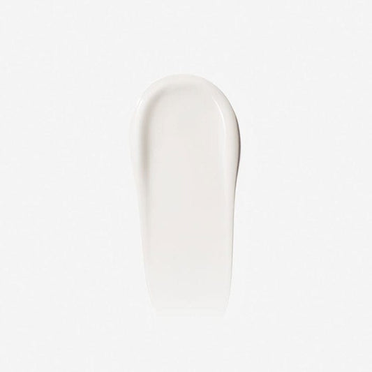Eine weiße Schale gefüllt mit Pro-Collagen Banking Serum, aufpolsterndes Serum, auf einer weißen Oberfläche.