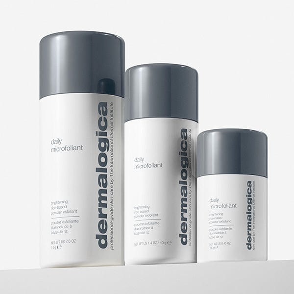 Drei Größen des Daily Microfoliant Gesichtspeelings von Dermalogica werden vor einem schlichten Hintergrund präsentiert und heben die Wirksamkeit ihres Skin Brightening Complex hervor.