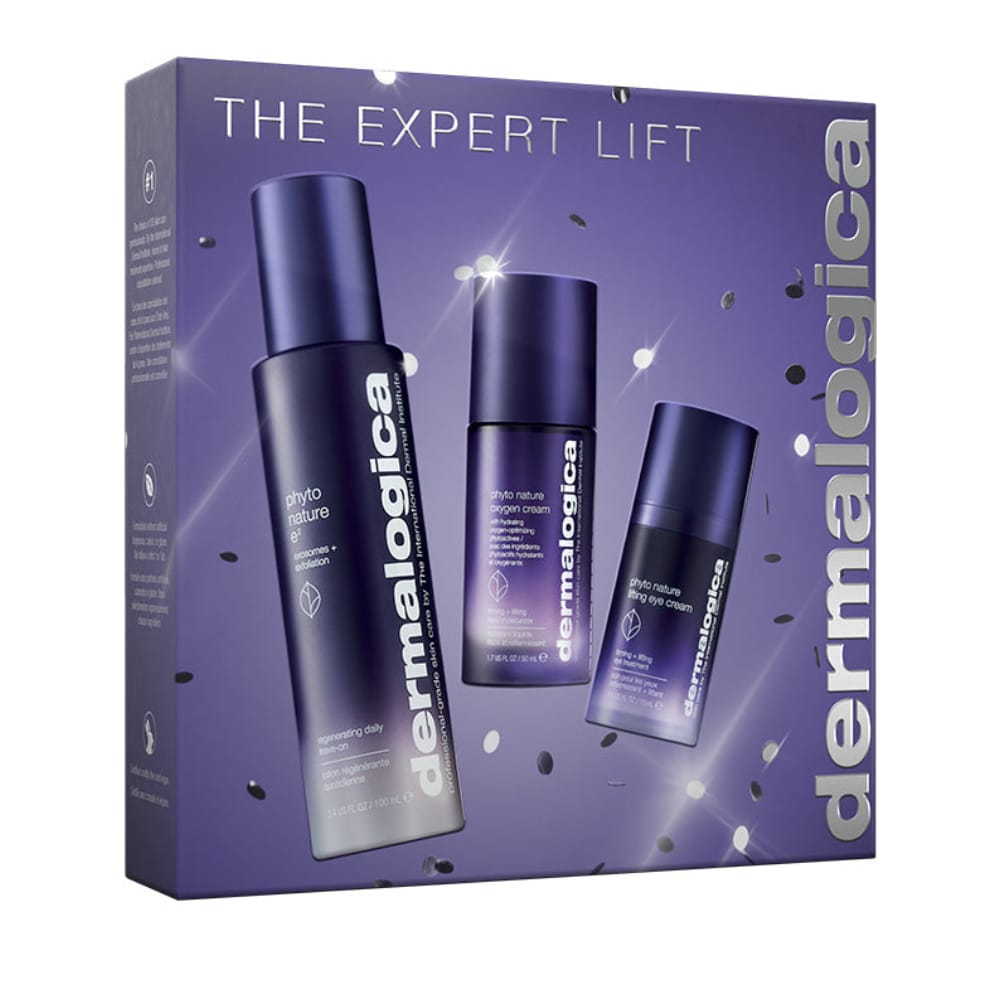 Ein „The Expert Lift Set“ von Dermalogica in einer Geschenkbox mit dem „Phyto Nature Trio“ – drei violette Flakons vor violettem Hintergrund mit silbernen Akzenten –, das speziell zur Bekämpfung von Hautalterung und zur Förderung der Langlebigkeit Ihrer Haut entwickelt wurde.